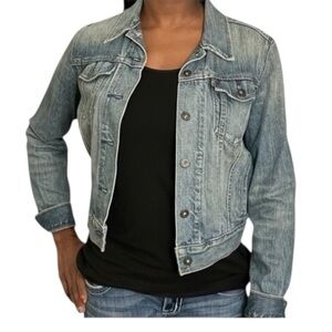 Levi cropped waist jean jacket size Medium